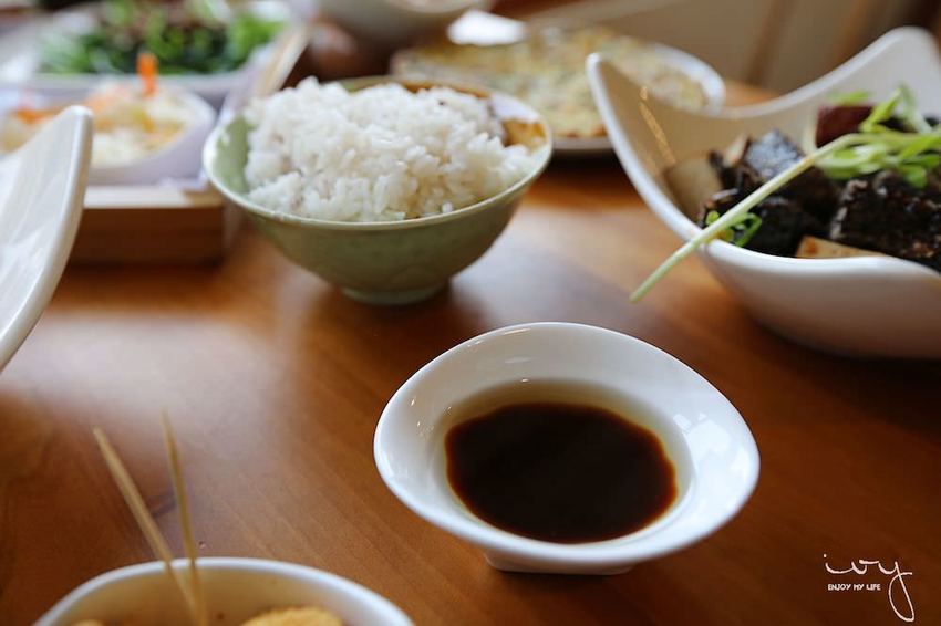 台中南屯隱藏版田園餐廳『田寮農莊』,池塘落羽松造景與總鋪師古早味農家菜,適合親子郊遊的好去處!