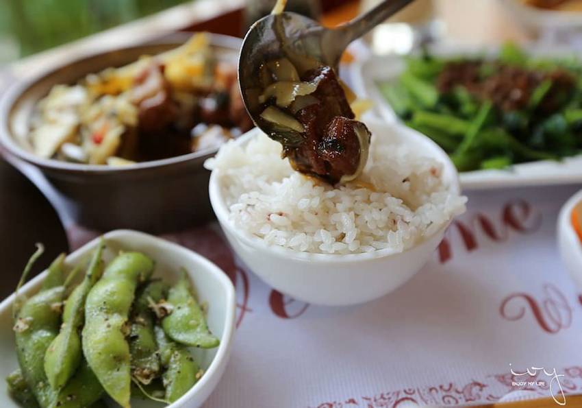 台中南屯隱藏版田園餐廳『田寮農莊』,池塘落羽松造景與總鋪師古早味農家菜,適合親子郊遊的好去處!