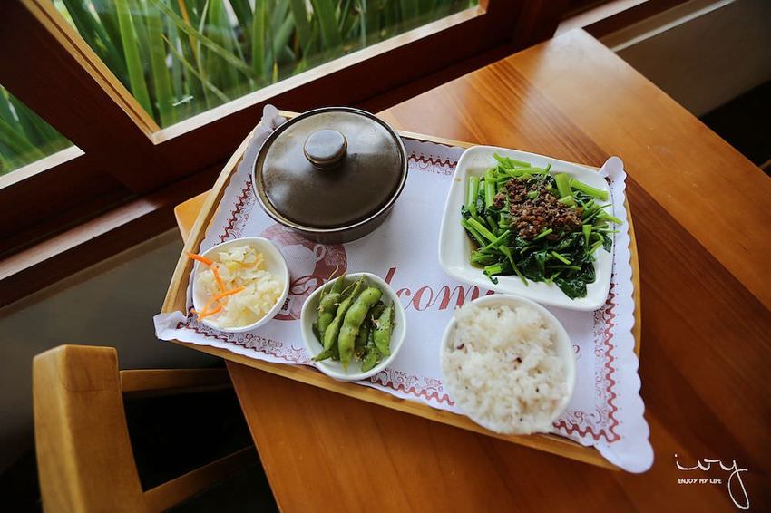台中南屯隱藏版田園餐廳『田寮農莊』,池塘落羽松造景與總鋪師古早味農家菜,適合親子郊遊的好去處!