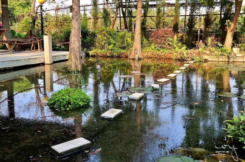 台中南屯隱藏版田園餐廳『田寮農莊』,池塘落羽松造景與總鋪師古早味農家菜,適合親子郊遊的好去處!