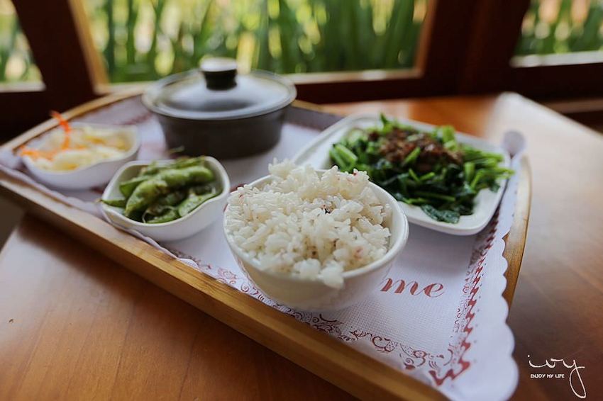 台中南屯隱藏版田園餐廳『田寮農莊』,池塘落羽松造景與總鋪師古早味農家菜,適合親子郊遊的好去處!