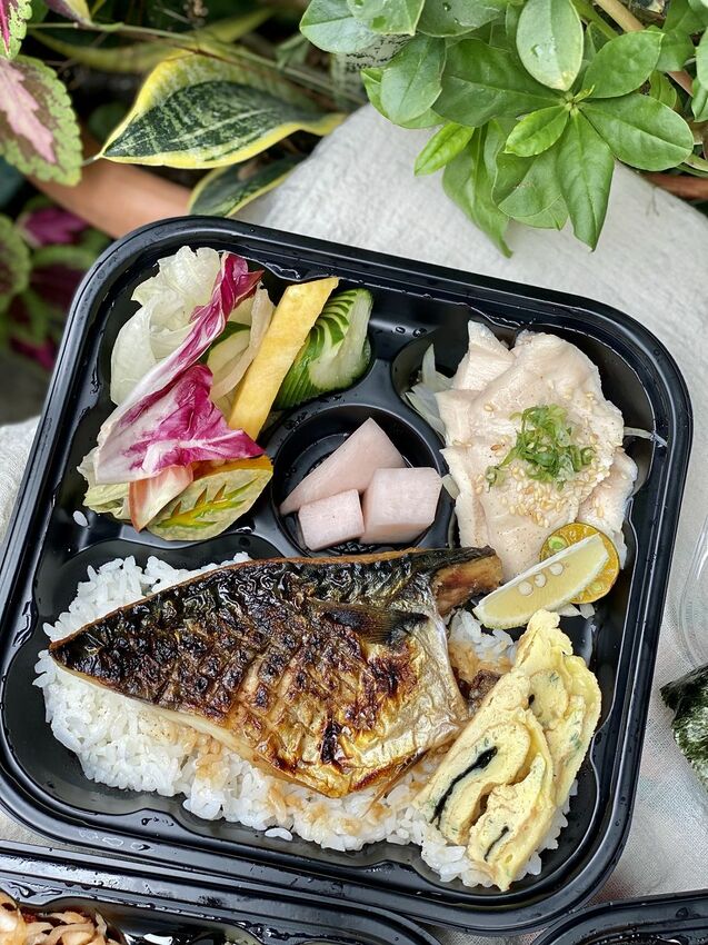 台南三間日式料理餐廳：皋月當代日式料理、 巷丼食堂 、芳鮨，聯合推出防疫便當/日式餐盒均一價$130元優惠/醫護警消享一百元優惠/每周贈送免費便當給防疫單位 - 進食的巨鼠