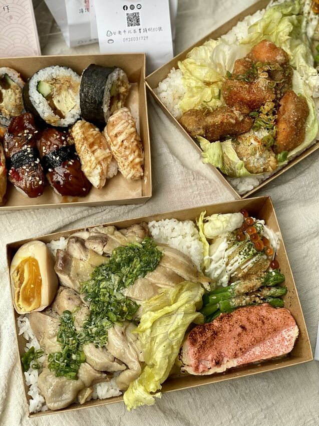 台南三間日式料理餐廳：皋月當代日式料理、 巷丼食堂 、芳鮨，聯合推出防疫便當/日式餐盒均一價$130元優惠/醫護警消享一百元優惠/每周贈送免費便當給防疫單位 - 進食的巨鼠