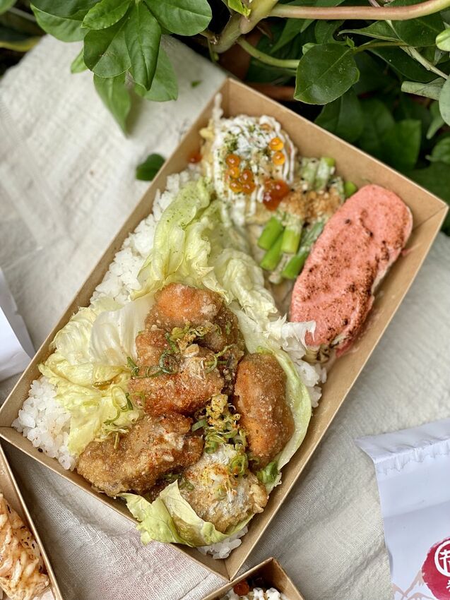 台南三間日式料理餐廳：皋月當代日式料理、 巷丼食堂 、芳鮨，聯合推出防疫便當/日式餐盒均一價$130元優惠/醫護警消享一百元優惠/每周贈送免費便當給防疫單位 - 進食的巨鼠