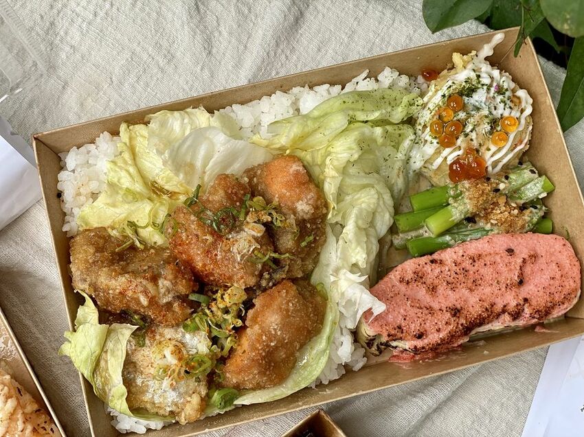 台南三間日式料理餐廳：皋月當代日式料理、 巷丼食堂 、芳鮨，聯合推出防疫便當/日式餐盒均一價$130元優惠/醫護警消享一百元優惠/每周贈送免費便當給防疫單位 - 進食的巨鼠