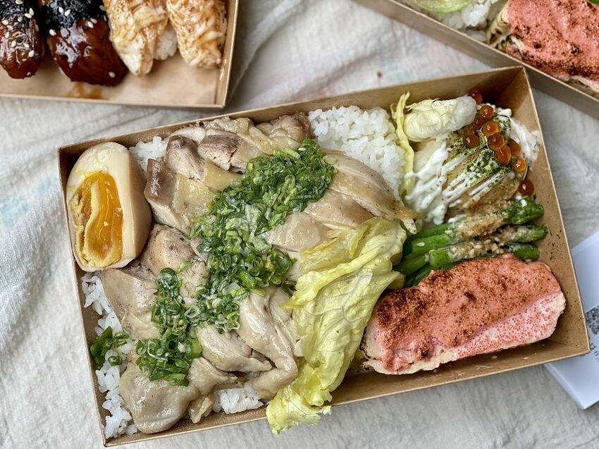 台南三間日式料理餐廳：皋月當代日式料理、 巷丼食堂 、芳鮨，聯合推出防疫便當/日式餐盒均一價$130元優惠/醫護警消享一百元優惠/每周贈送免費便當給防疫單位 - 進食的巨鼠