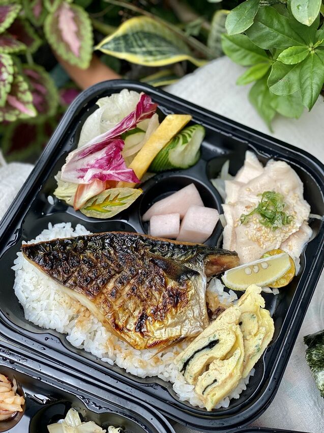 台南三間日式料理餐廳：皋月當代日式料理、 巷丼食堂 、芳鮨，聯合推出防疫便當/日式餐盒均一價$130元優惠/醫護警消享一百元優惠/每周贈送免費便當給防疫單位 - 進食的巨鼠