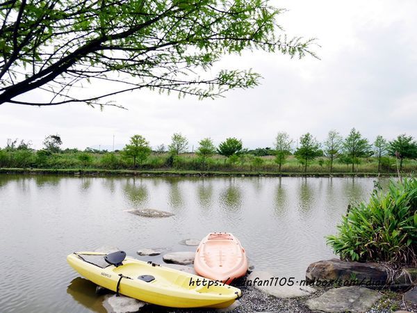 宜蘭住宿【傳藝渡假會館】 #田園間湖畔VILLA #沙坑 #划小船 #餵魚 #一泊二食 #親子住宿 的好去處 (7).JPG