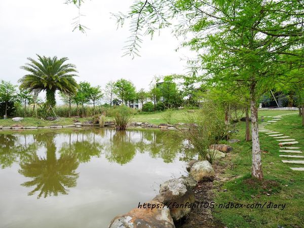 宜蘭住宿【傳藝渡假會館】 #田園間湖畔VILLA #沙坑 #划小船 #餵魚 #一泊二食 #親子住宿 的好去處 (29).JPG