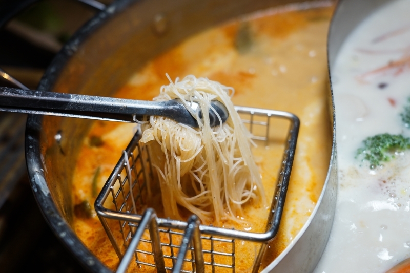 [松江南京火鍋]泰滾Rolling Thai-泰式火鍋鴛鴦鍋  冬蔭功湯+椰奶雞一次享受 泰國大公蝦超級鮮美 島嶼酒吧充滿南洋風情 現場撈蝦比賽撈越多吃越多!(內有完整菜單)