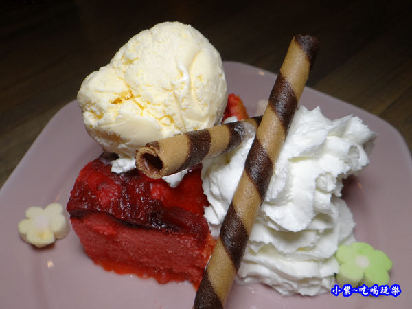 快樂草翻轉草莓蛋糕-沛緹歐.jpg