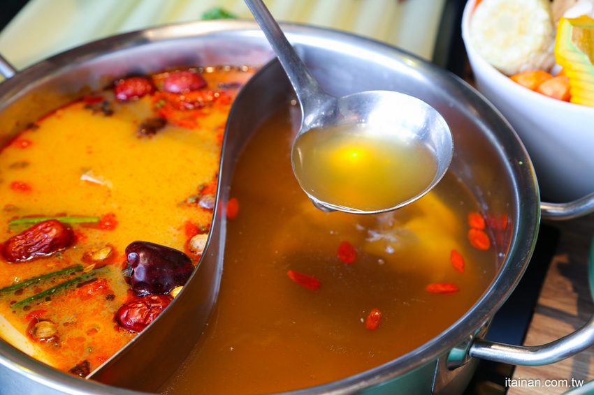 澎湖最美的網美麻辣火鍋「巴適麻辣鍋」正統手工拌炒辣椒技術，嚴選二十四種中藥材入鍋!! - 台南好Food遊