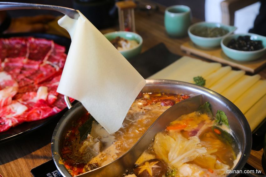 澎湖最美的網美麻辣火鍋「巴適麻辣鍋」正統手工拌炒辣椒技術，嚴選二十四種中藥材入鍋!! - 台南好Food遊