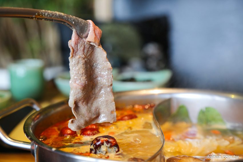 澎湖最美的網美麻辣火鍋「巴適麻辣鍋」正統手工拌炒辣椒技術，嚴選二十四種中藥材入鍋!! - 台南好Food遊