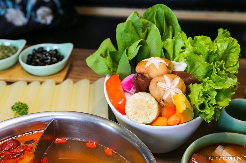 澎湖最美的網美麻辣火鍋「巴適麻辣鍋」正統手工拌炒辣椒技術，嚴選二十四種中藥材入鍋!! - 台南好Food遊