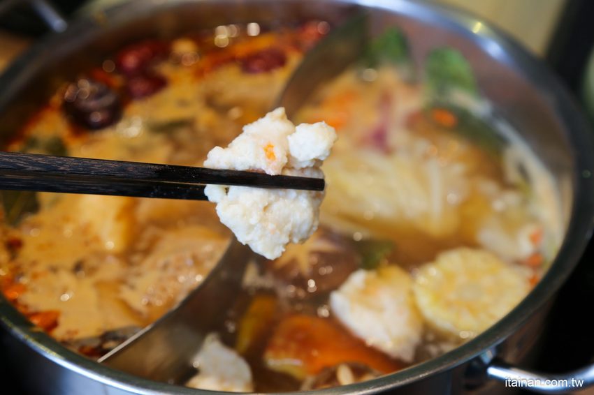 澎湖最美的網美麻辣火鍋「巴適麻辣鍋」正統手工拌炒辣椒技術，嚴選二十四種中藥材入鍋!! - 台南好Food遊