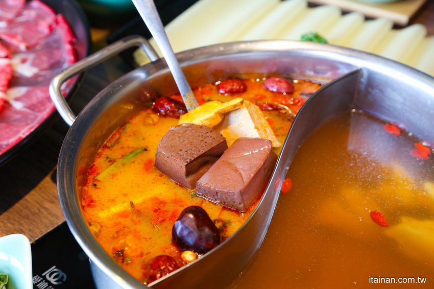 澎湖最美的網美麻辣火鍋「巴適麻辣鍋」正統手工拌炒辣椒技術，嚴選二十四種中藥材入鍋!! - 台南好Food遊