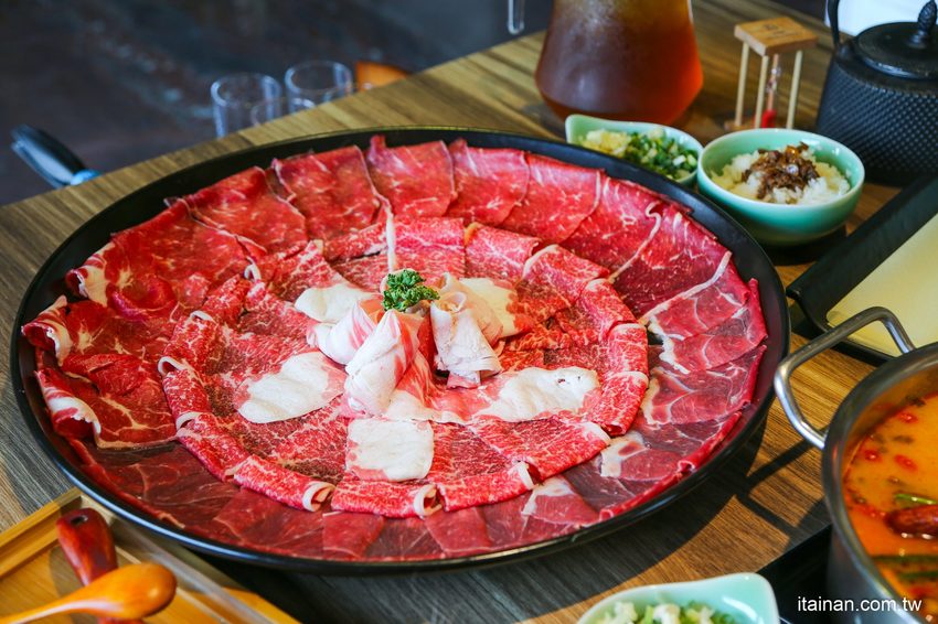 澎湖最美的網美麻辣火鍋「巴適麻辣鍋」正統手工拌炒辣椒技術，嚴選二十四種中藥材入鍋!! - 台南好Food遊