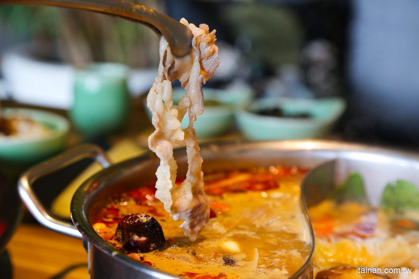 澎湖最美的網美麻辣火鍋「巴適麻辣鍋」正統手工拌炒辣椒技術，嚴選二十四種中藥材入鍋!! - 台南好Food遊