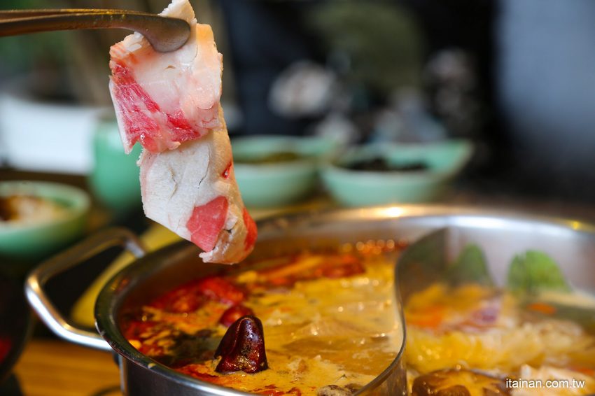 澎湖最美的網美麻辣火鍋「巴適麻辣鍋」正統手工拌炒辣椒技術，嚴選二十四種中藥材入鍋!! - 台南好Food遊