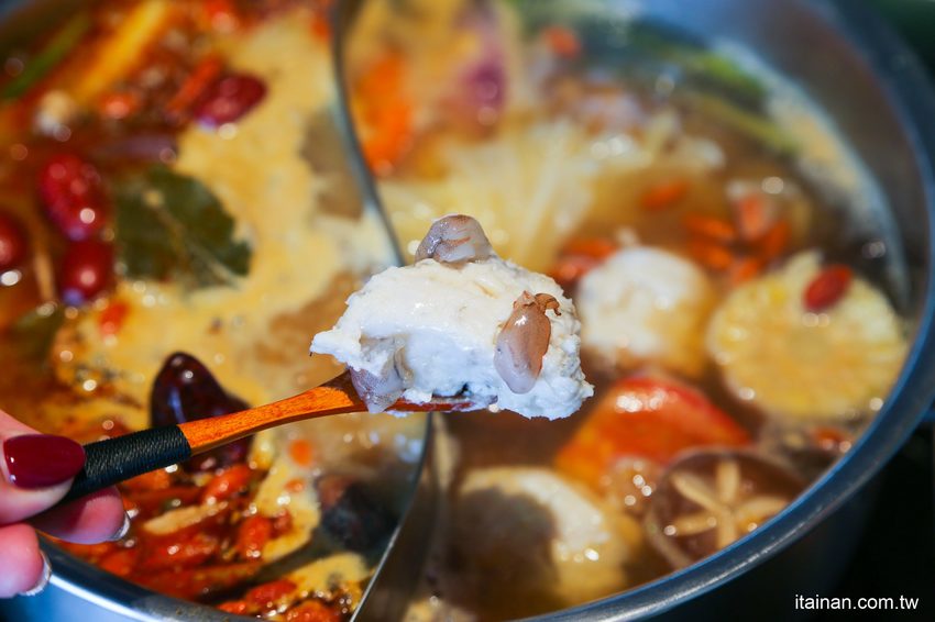 澎湖最美的網美麻辣火鍋「巴適麻辣鍋」正統手工拌炒辣椒技術，嚴選二十四種中藥材入鍋!! - 台南好Food遊