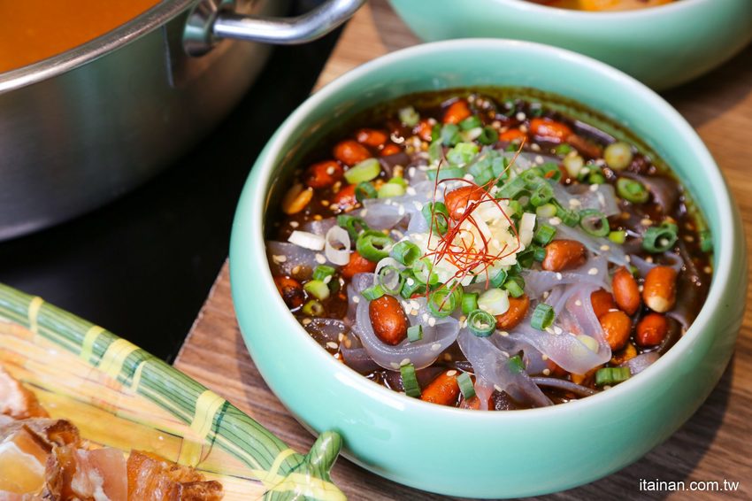 澎湖最美的網美麻辣火鍋「巴適麻辣鍋」正統手工拌炒辣椒技術，嚴選二十四種中藥材入鍋!! - 台南好Food遊