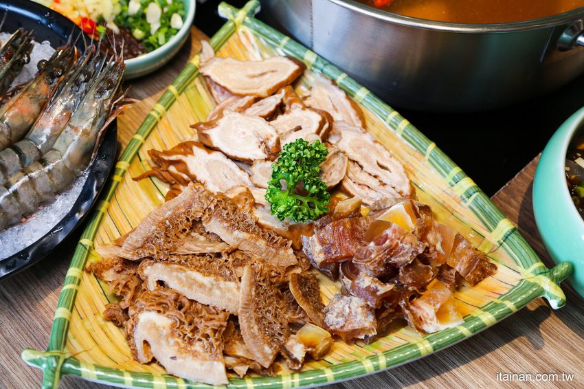 澎湖最美的網美麻辣火鍋「巴適麻辣鍋」正統手工拌炒辣椒技術，嚴選二十四種中藥材入鍋!! - 台南好Food遊