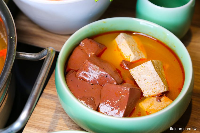 澎湖最美的網美麻辣火鍋「巴適麻辣鍋」正統手工拌炒辣椒技術，嚴選二十四種中藥材入鍋!! - 台南好Food遊