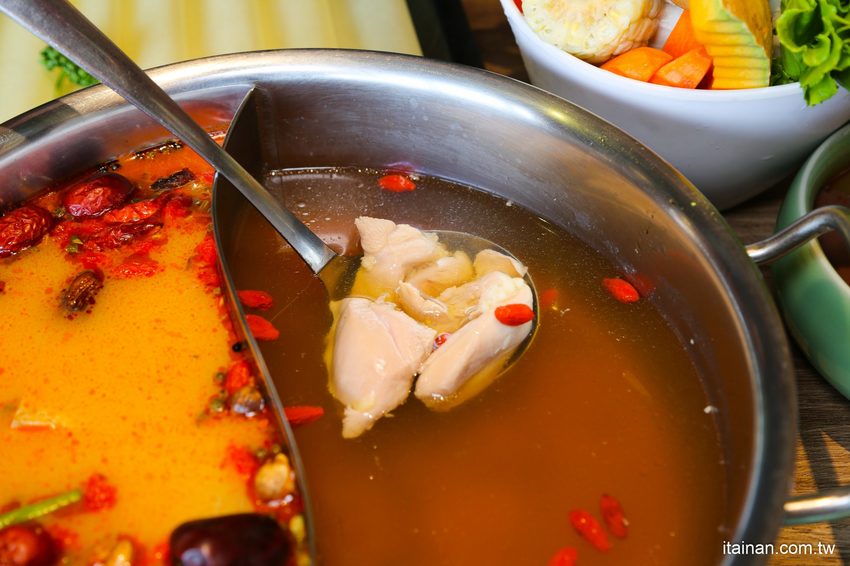 澎湖最美的網美麻辣火鍋「巴適麻辣鍋」正統手工拌炒辣椒技術，嚴選二十四種中藥材入鍋!! - 台南好Food遊
