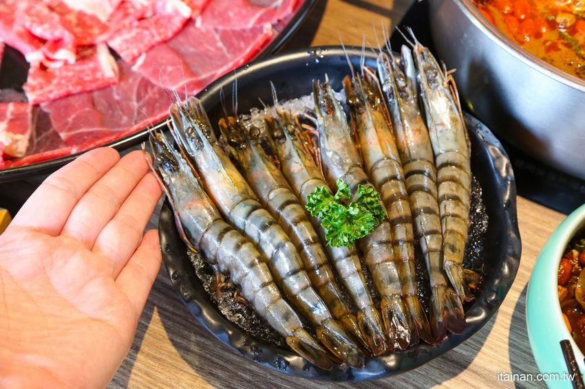 澎湖最美的網美麻辣火鍋「巴適麻辣鍋」正統手工拌炒辣椒技術，嚴選二十四種中藥材入鍋!! - 台南好Food遊