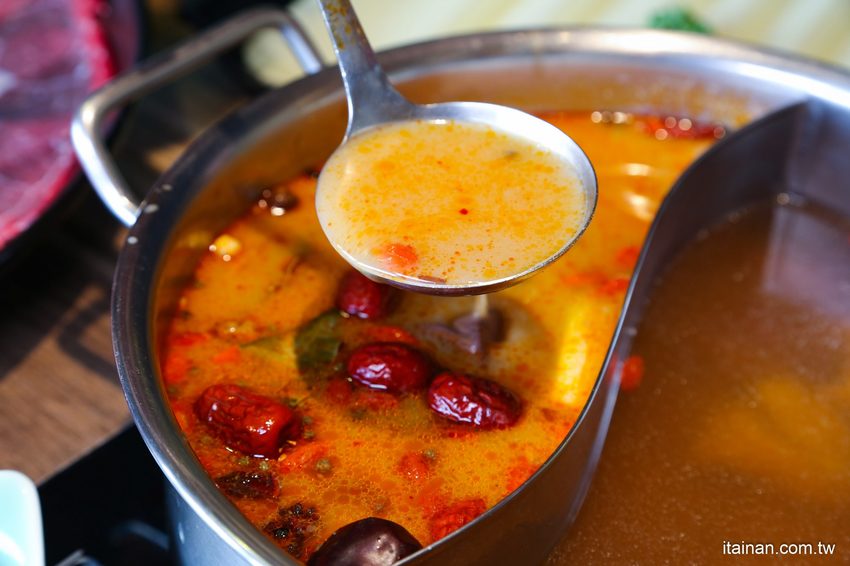 澎湖最美的網美麻辣火鍋「巴適麻辣鍋」正統手工拌炒辣椒技術，嚴選二十四種中藥材入鍋!! - 台南好Food遊