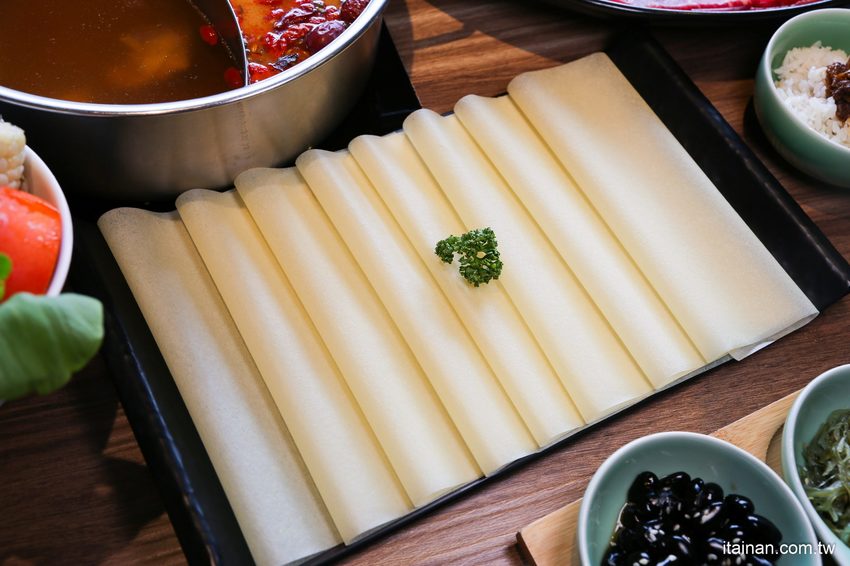 澎湖最美的網美麻辣火鍋「巴適麻辣鍋」正統手工拌炒辣椒技術，嚴選二十四種中藥材入鍋!! - 台南好Food遊