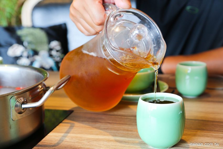 澎湖最美的網美麻辣火鍋「巴適麻辣鍋」正統手工拌炒辣椒技術，嚴選二十四種中藥材入鍋!! - 台南好Food遊