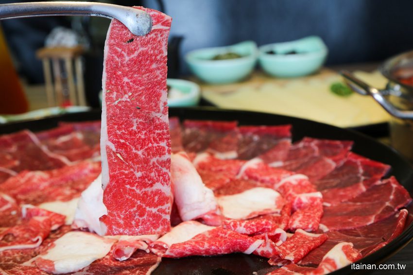 澎湖最美的網美麻辣火鍋「巴適麻辣鍋」正統手工拌炒辣椒技術，嚴選二十四種中藥材入鍋!! - 台南好Food遊