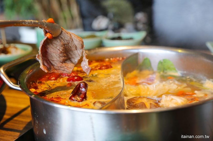 澎湖最美的網美麻辣火鍋「巴適麻辣鍋」正統手工拌炒辣椒技術，嚴選二十四種中藥材入鍋!! - 台南好Food遊