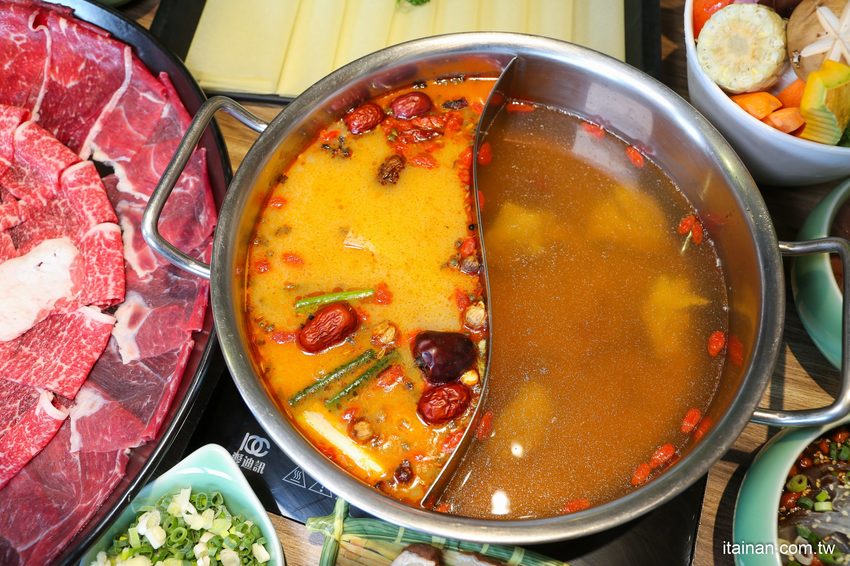 澎湖最美的網美麻辣火鍋「巴適麻辣鍋」正統手工拌炒辣椒技術，嚴選二十四種中藥材入鍋!! - 台南好Food遊