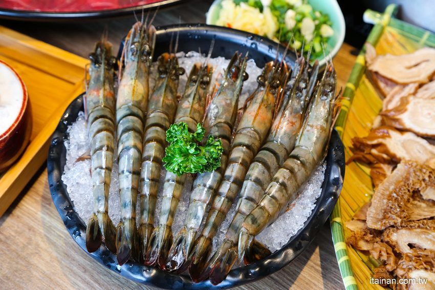 澎湖最美的網美麻辣火鍋「巴適麻辣鍋」正統手工拌炒辣椒技術，嚴選二十四種中藥材入鍋!! - 台南好Food遊