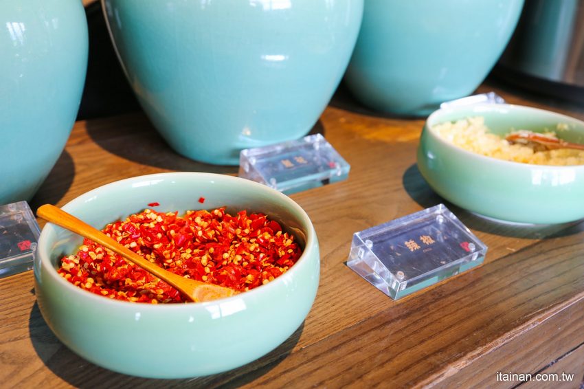 澎湖最美的網美麻辣火鍋「巴適麻辣鍋」正統手工拌炒辣椒技術，嚴選二十四種中藥材入鍋!! - 台南好Food遊