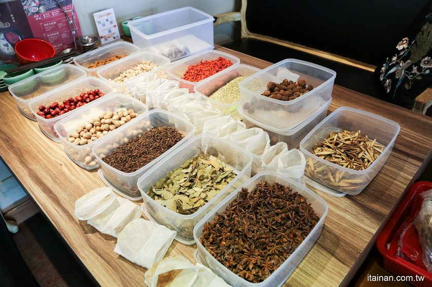 澎湖最美的網美麻辣火鍋「巴適麻辣鍋」正統手工拌炒辣椒技術，嚴選二十四種中藥材入鍋!! - 台南好Food遊