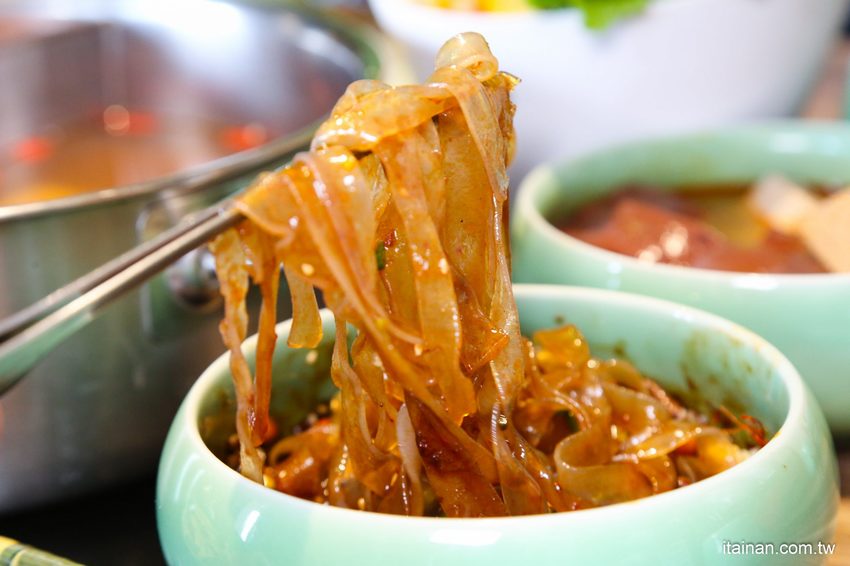 澎湖最美的網美麻辣火鍋「巴適麻辣鍋」正統手工拌炒辣椒技術，嚴選二十四種中藥材入鍋!! - 台南好Food遊