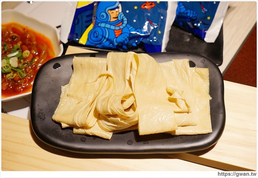 台中也有超萌小熊鍋，整罐高大鮮乳自己加，白飯、鴨血、豆腐吃到飽，壽星再送浮誇長肉盤！！