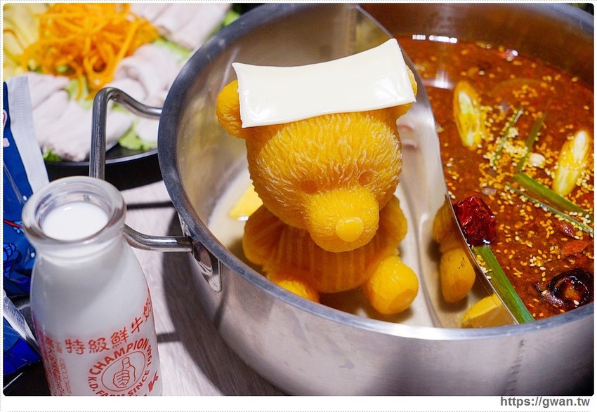 台中也有超萌小熊鍋，整罐高大鮮乳自己加，白飯、鴨血、豆腐吃到飽，壽星再送浮誇長肉盤！！