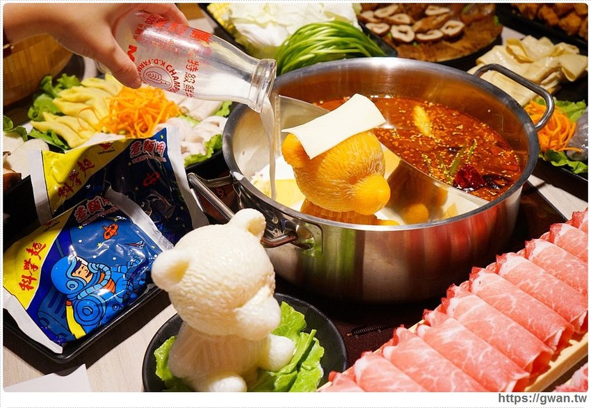 台中也有超萌小熊鍋，整罐高大鮮乳自己加，白飯、鴨血、豆腐吃到飽，壽星再送浮誇長肉盤！！