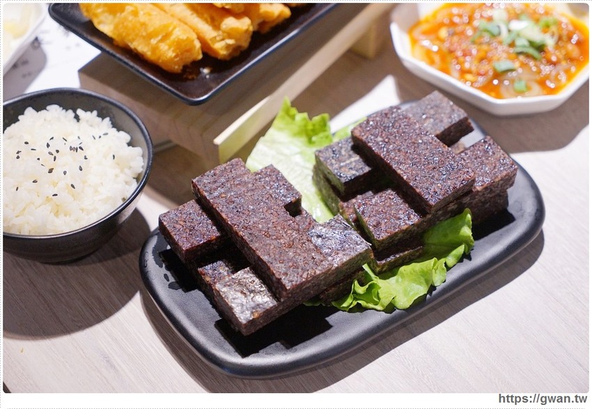 台中也有超萌小熊鍋，整罐高大鮮乳自己加，白飯、鴨血、豆腐吃到飽，壽星再送浮誇長肉盤！！