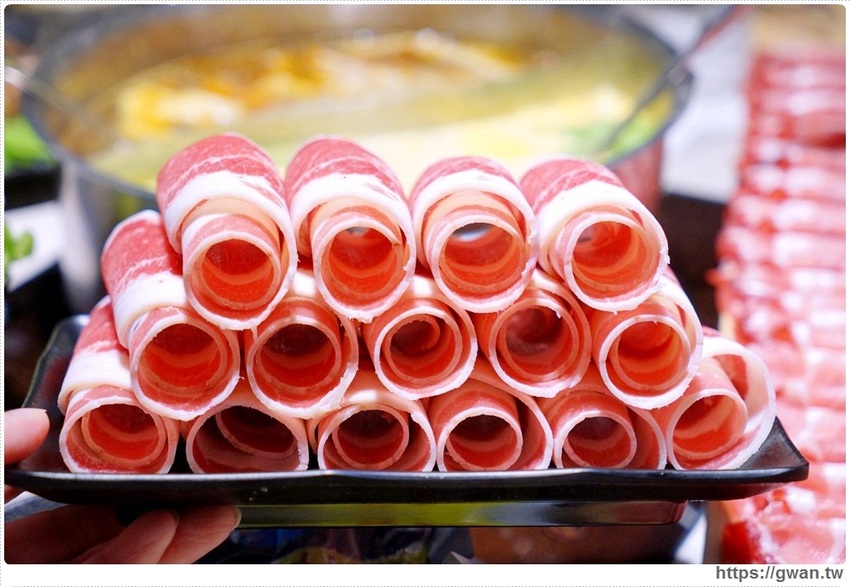 台中也有超萌小熊鍋，整罐高大鮮乳自己加，白飯、鴨血、豆腐吃到飽，壽星再送浮誇長肉盤！！