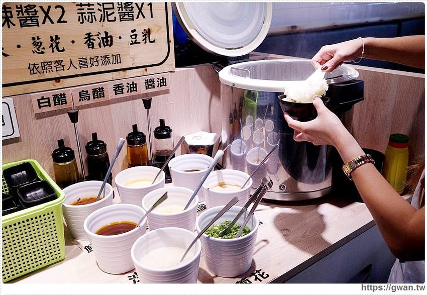 台中超萌小熊維尼鍋來囉，還有生日幾歲送幾隻蝦蝦，每天限五組！