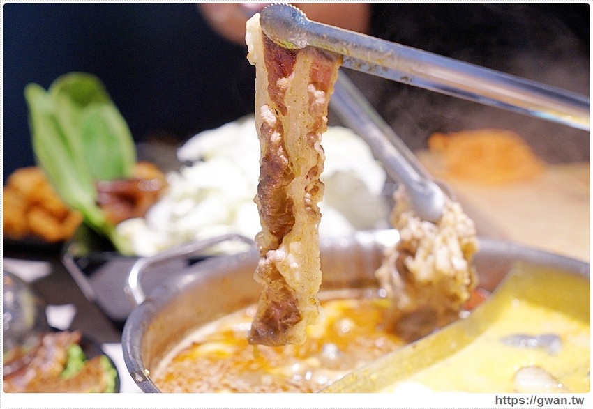 台中也有超萌小熊鍋，整罐高大鮮乳自己加，白飯、鴨血、豆腐吃到飽，壽星再送浮誇長肉盤！！