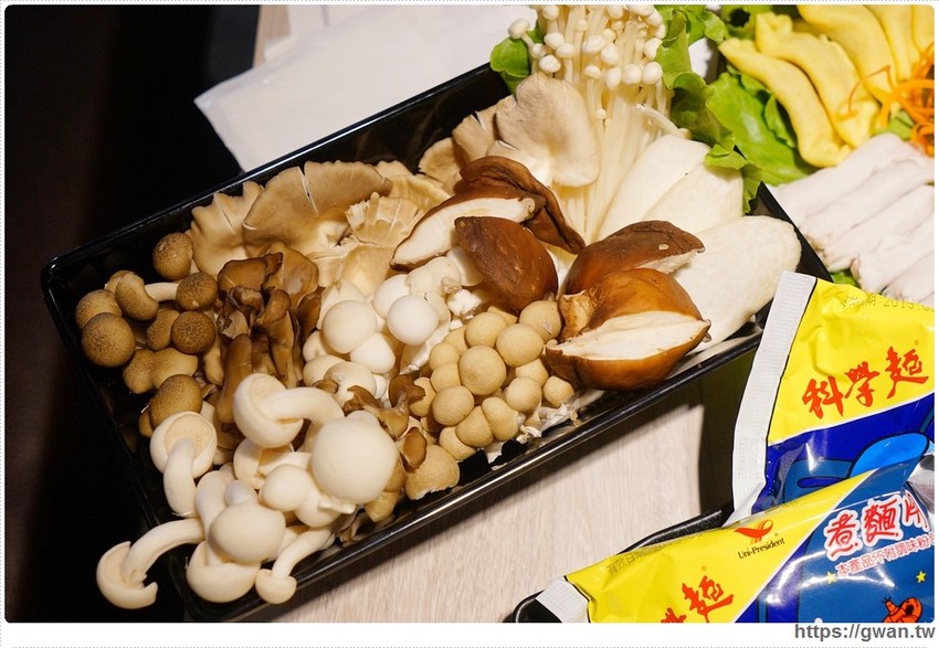 台中也有超萌小熊鍋，整罐高大鮮乳自己加，白飯、鴨血、豆腐吃到飽，壽星再送浮誇長肉盤！！