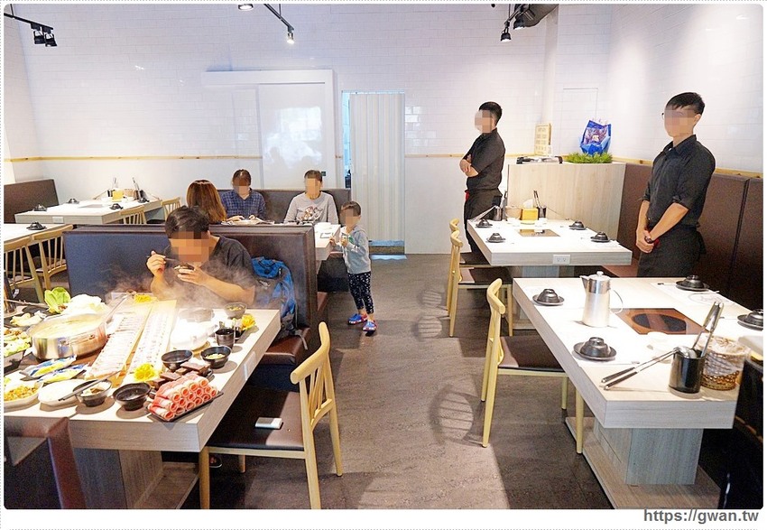 台中也有超萌小熊鍋，整罐高大鮮乳自己加，白飯、鴨血、豆腐吃到飽，壽星再送浮誇長肉盤！！