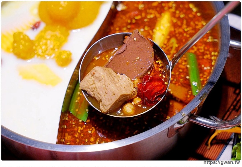 台中也有超萌小熊鍋，整罐高大鮮乳自己加，白飯、鴨血、豆腐吃到飽，壽星再送浮誇長肉盤！！